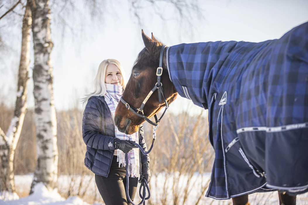 Hevoset ja kirjoittaminen ovat kulkeneet Johanna Valkaman elämässä rinnan, eikä kummallakaan kuulemma rikastu.