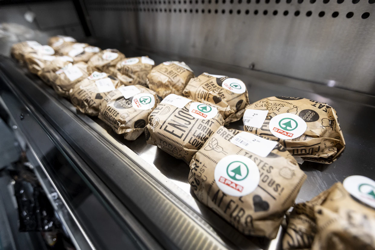 Spar-hampurilaisia löytyi Ylöjärven myymälästä. Purilaiset olivat valmiita syötäväksi. Hampurilaisissa käytetty pihvi oli etiketin mukaan 100 prosenttia suomalaista nautaa. Muiden ainesosien alkuperästä ei ollut tietoa.