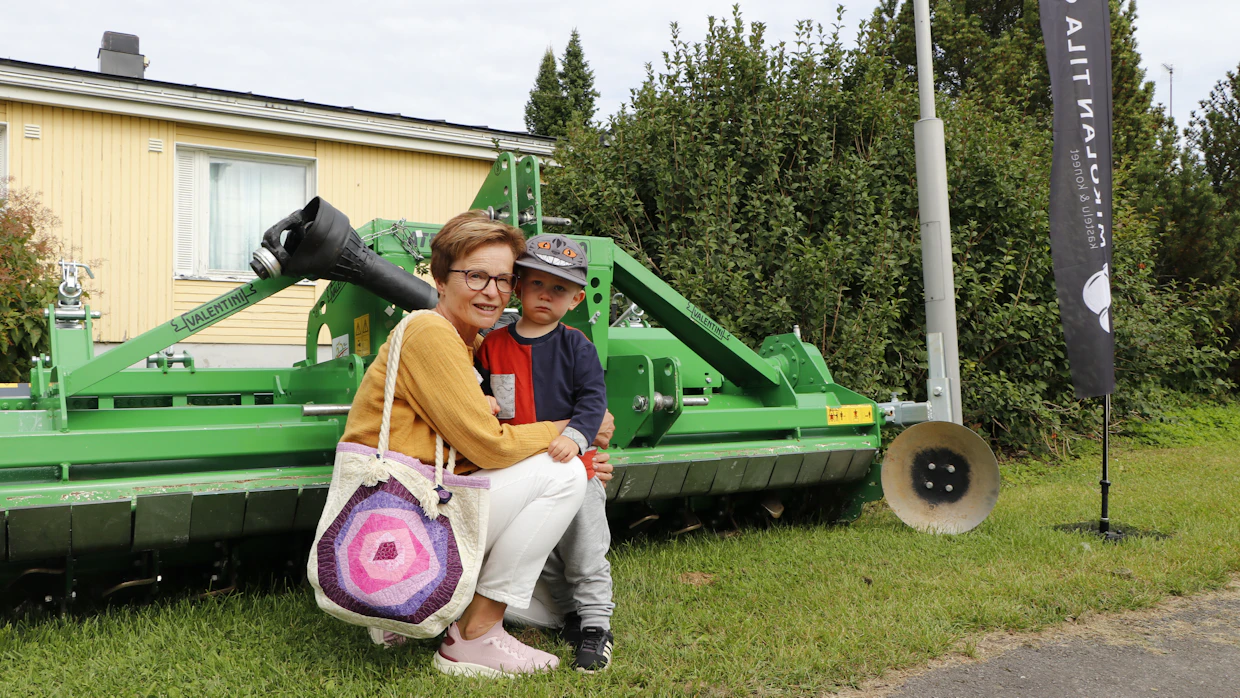 Tiina Leppänen ja kaksivuotias Jooa poseerasivat Mikolan tilan osastolla vastakelajyrsimen edessä.