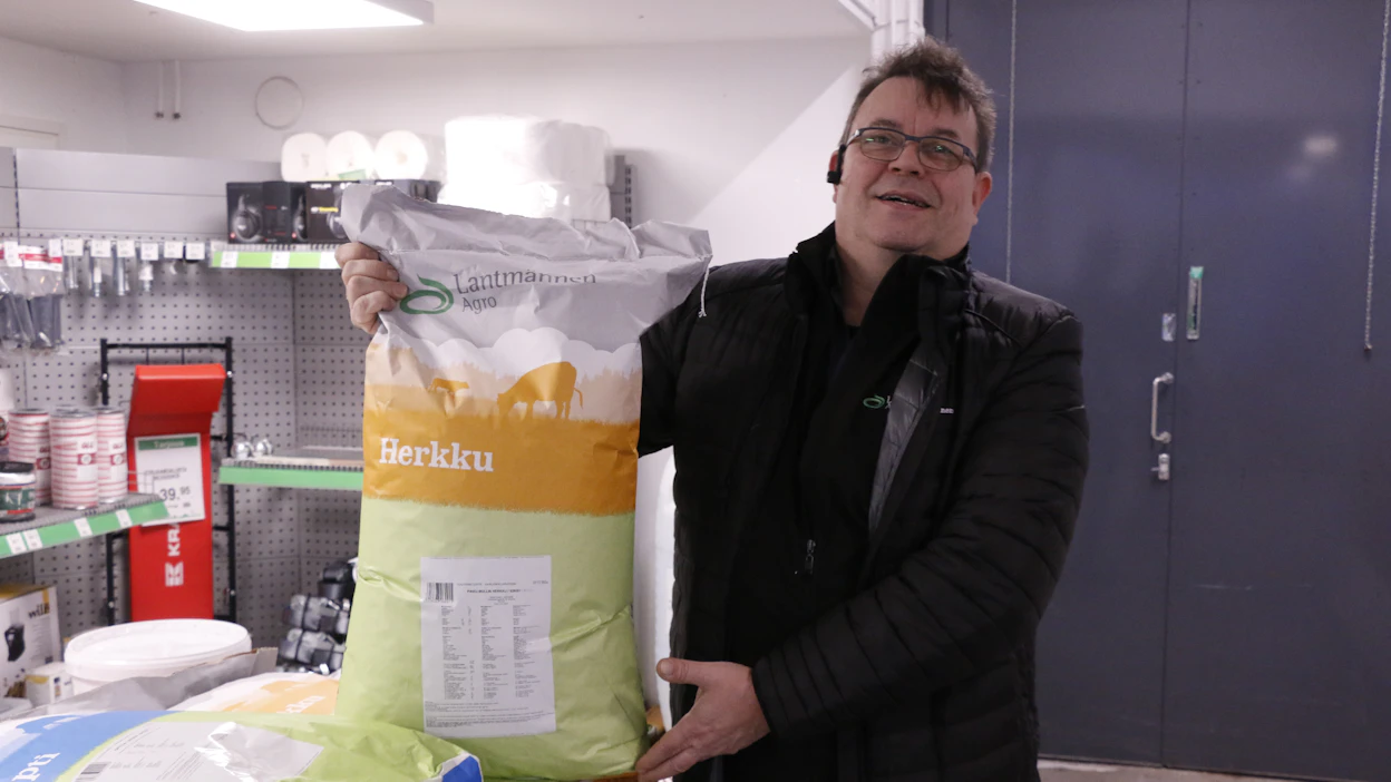 Kauppias Arto Tervahauta Lantmännen Agro -ketjusta toteaa, että isojen myymälöiden sijasta tilausta on kompakteille myyntipisteille. Jalasjärven myyntipisteessä on pieni myyntivarasto. Isot tilaukset toimitetaan suoraan tiloille.