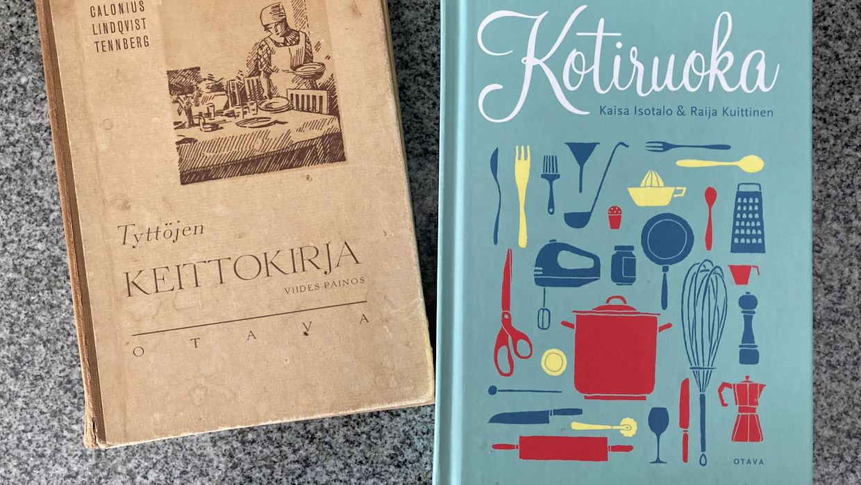 Tyttöjen keittokirja on vuodelta 1938. Kirjan ohjeet vaativat osaamista, kun pitää tietää esimerkiksi mitä lämpötilaa vastaa hyvä uuninlämpö tai hiljainen tuli. Kotiruoka on päivitetty nykykeittiöön.
