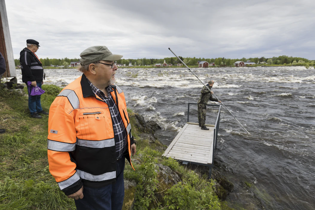 Pekka Kangas omistaa osan tilasta, jonka koskiosuutta ei koskaan myyty valtiolle. Nyt hänen pitäisi pystyä todistamaan saantoketju, jonka myötä osuus kuuluu tilalle.