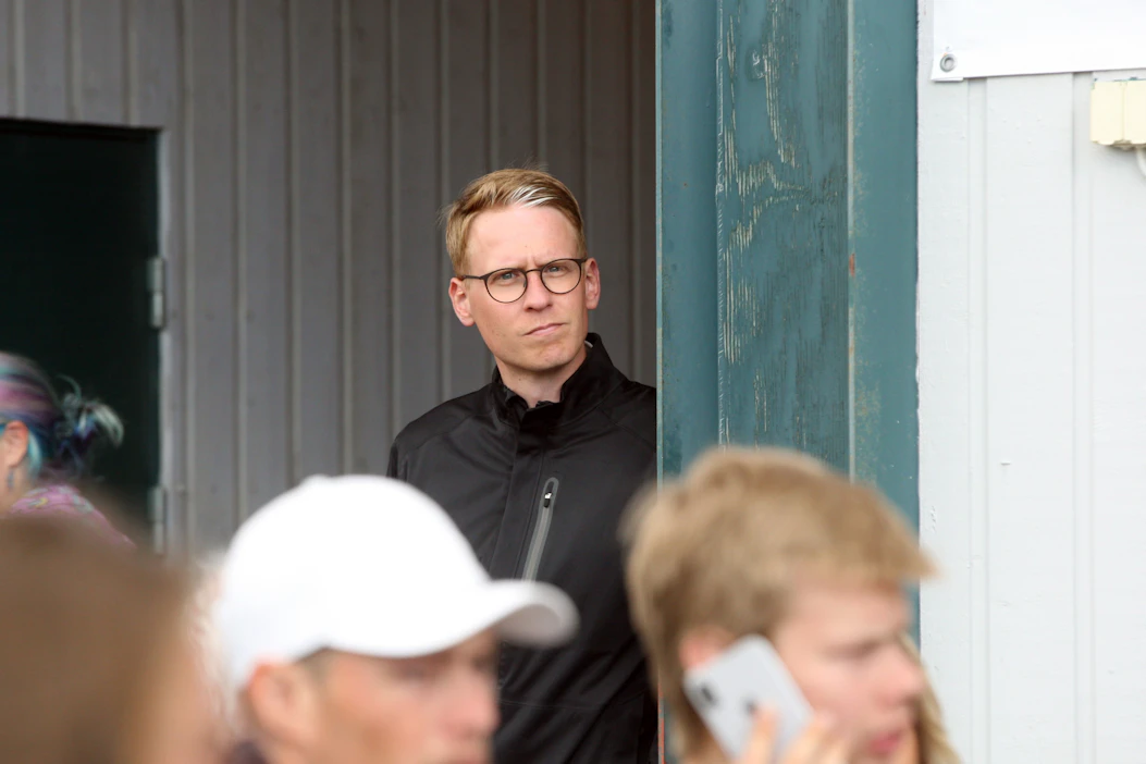 Suomalaistaustainen Pekka Lähdekorpi on kovan tason ravipäättäjä. Päivätyönään Lähdekorpi on perheensä omistaman eläinklinikkaketjun toimitusjohtaja.