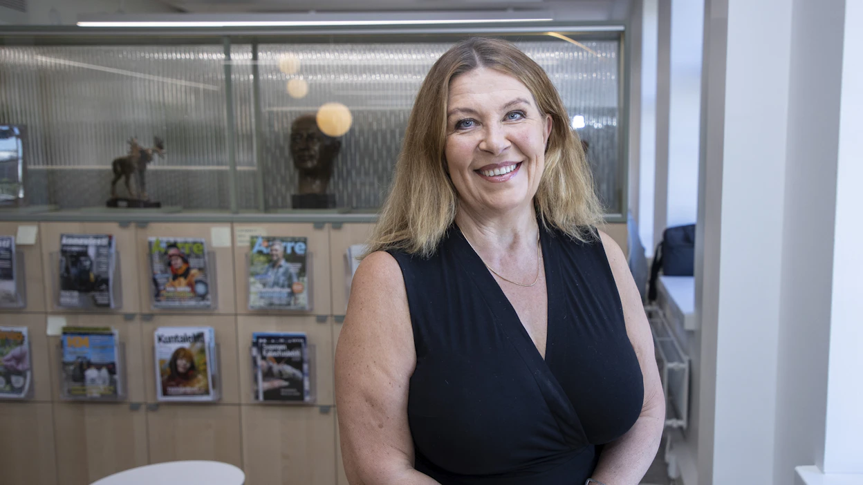Kaupunkimaantieteen professori Mari Vaattovaara tekee etätöitä varsinkin kesäisin perheensä mökiltä.