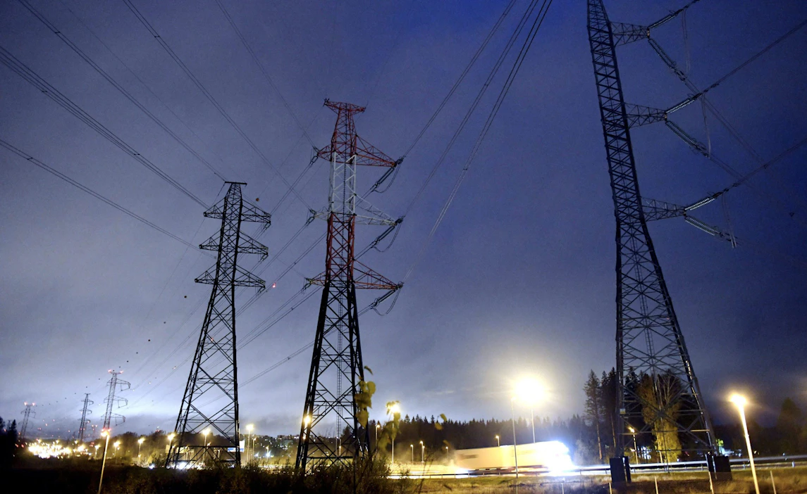 Fingrid kertoo toimittavansa varaosia Ukrainaan. Kantaverkkoyhtiön energiaturvallisuus ei vaarannu toimitusten vuoksi. Arkistokuva Vantaalta. LEHTIKUVA / Heikki Saukkomaa.
