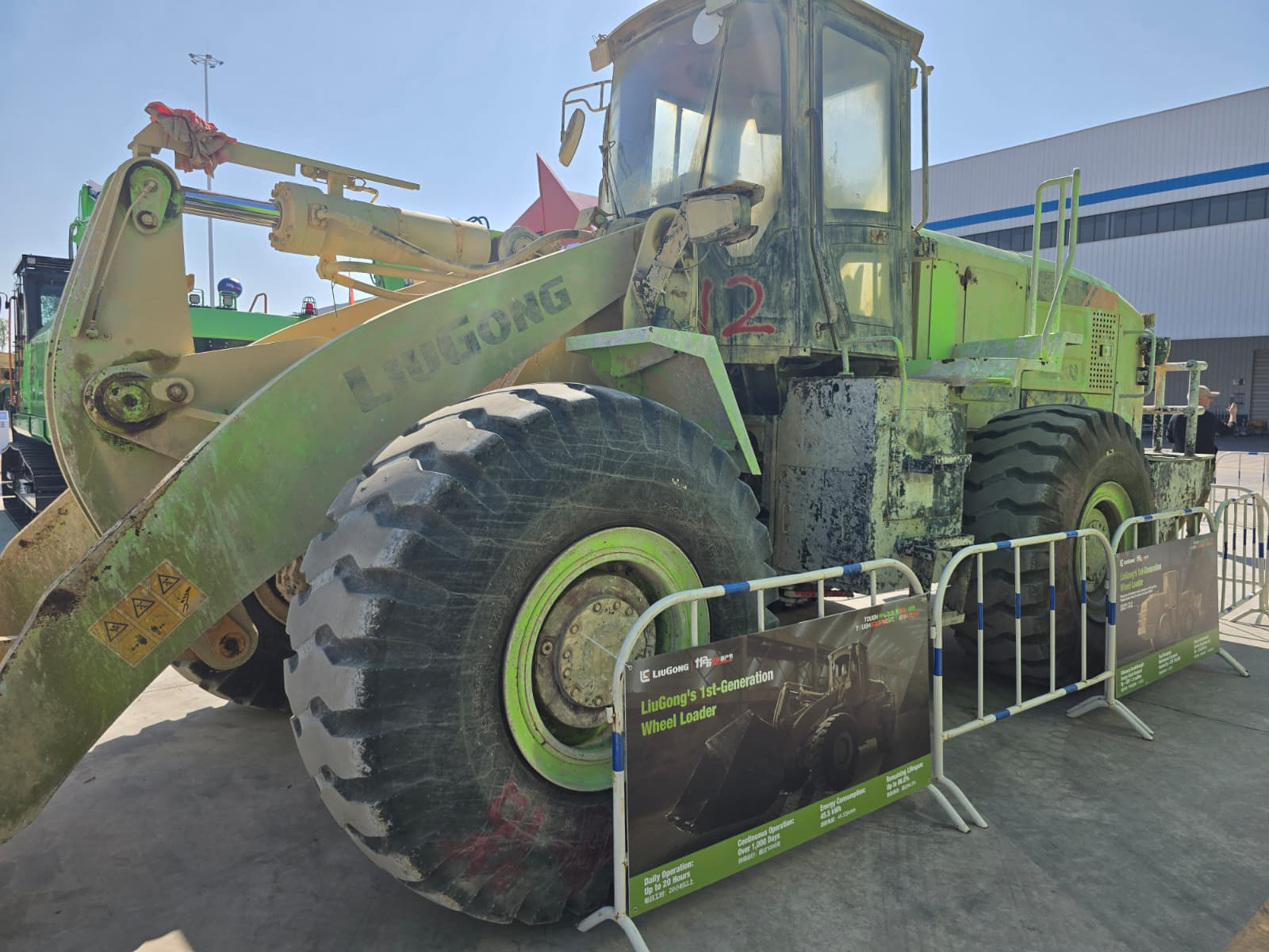 LiuGong antaa LFP-akulle 5 v / 10 000 h takuun. Kuvan pyöräkuormaajalla on kuormattu fosfaattia kolme vuotta. 20 000 työtunnin jälkeen akun kapasiteetista on jäljellä vielä 86 prosenttia. Akku ei ole tässäkään tapauksessa rankkojen olosuhteiden heikoin lenkki.