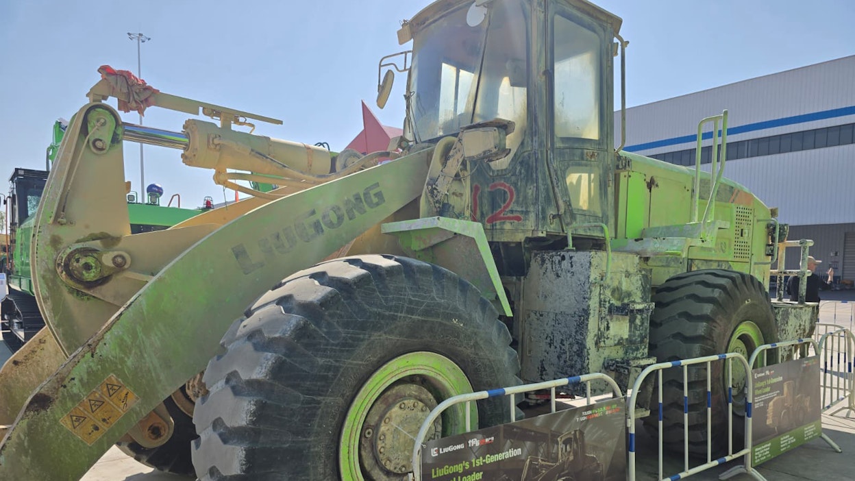 LiuGong antaa LFP-akulle 5 v / 10 000 h takuun. Kuvan pyöräkuormaajalla on kuormattu fosfaattia kolme vuotta. 20 000 työtunnin jälkeen akun kapasiteetista on jäljellä vielä 86 prosenttia. Akku ei ole tässäkään tapauksessa rankkojen olosuhteiden heikoin lenkki.