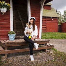 Säkylän seudun lukiosta valmistuva Laura Kavander juhlii tänään lakkiaisia sukulaisten ja ystävien kanssa kotonaan Yläneellä. Sylissä Milo-koira. 