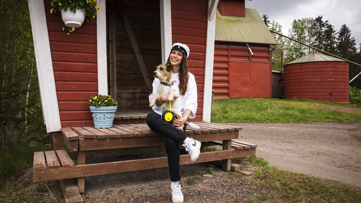 Säkylän seudun lukiosta valmistuva Laura Kavander juhlii tänään lakkiaisia sukulaisten ja ystävien kanssa kotonaan Yläneellä. Sylissä Milo-koira.