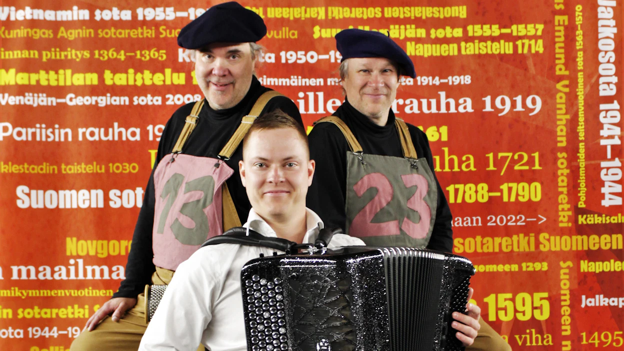 Maarianvaaran teatterin näyttämötaiteilijat Henry Räsänen ja Timoi Munne sekä harmonikkataiteilija Janne Vänskä.