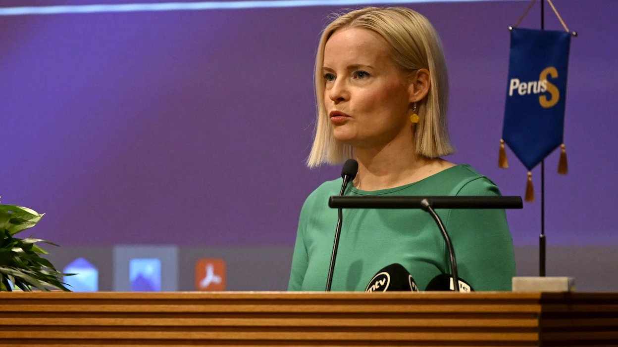 Perussuomalaisten puheenjohtaja Riikka Purra kommentoi hallitusneuvottelujen tilannetta perussuomalaisten puoluevaltuuston kokouksessa Helsingissä. LEHTIKUVA / ANTTI AIMO-KOIVISTO.