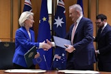 EU-komission puheenjohtaja Ursula von der Leyen ja Australian pääministeri Anthony Albanese solmivat sopimuksen tiistaina Canberrassa Australiassa. AFP / LEHTIKUVA. 