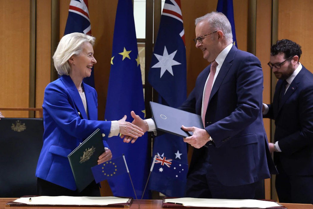 EU-komission puheenjohtaja Ursula von der Leyen ja Australian pääministeri Anthony Albanese solmivat sopimuksen tiistaina Canberrassa Australiassa. AFP / LEHTIKUVA.