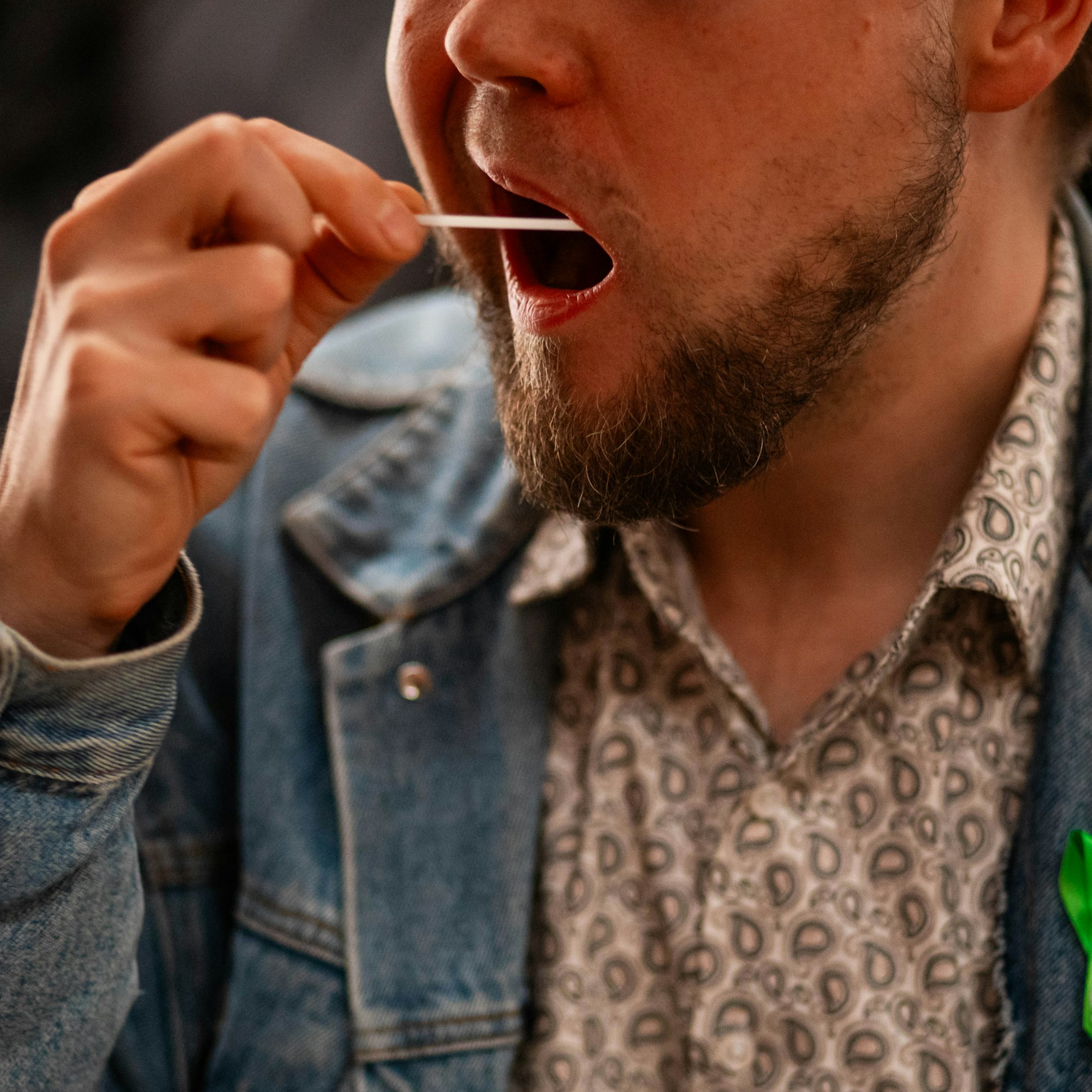 Dna-näyte otetaan kaapaisemalla tikulla soluja posken sisäpinnalta.