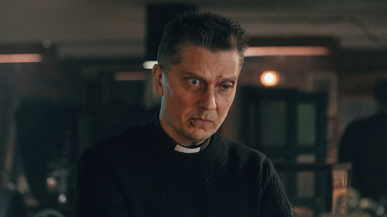Eero Ritalan esittämä pastori kamppailee hengestään ja ryytyy elokuvan kuluessa.