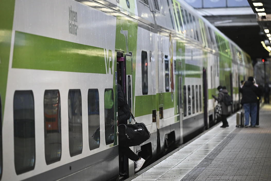 VR tiedotti maanantai-iltana, että junakalustojen pyörissä oli havaittu ratavaurioiden aiheuttamia lovia, minkä jälkeen kalustoa ja rataverkkoa oli alettu tarkistaa.