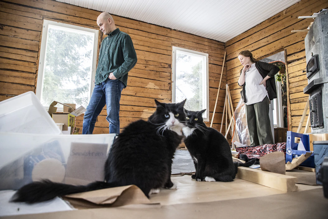 Tuukka Sandström ja Varpu Eronen remontoivat kotiaan vanhaa kunnioittaen, mutta ei liian ryppyotsaisesti. Kissat Puhveli ja Tärppä singahtavat keskeneräiseen tupaan heti kun suojamuoveja raotetaan.