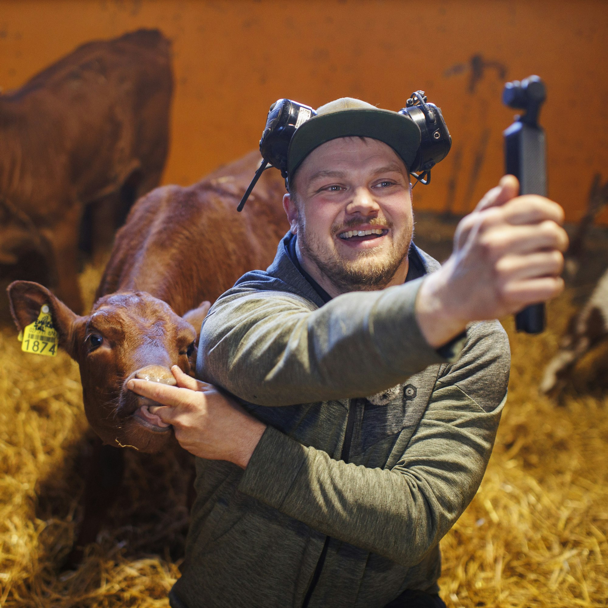 Sosiaalista mediaa aktiivisesti käyttävä viljelijä Jarkko Hyttinen on säilyttänyt positiivisen asenteen, vaikka ajat ovat vaikeat.