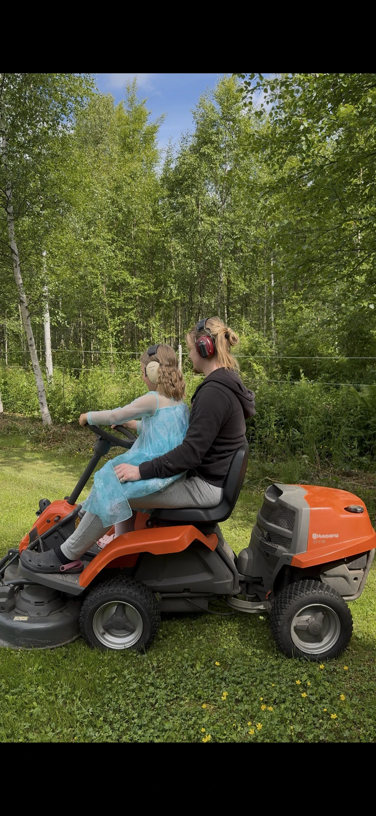 Prinsessa on Kettusen mukaan myös halukas leikkaamaan ruohoa, mutta aivan ei vielä jalat yllä polkimille. Isä toimii jalkoina ja prinsessa ohjaa.