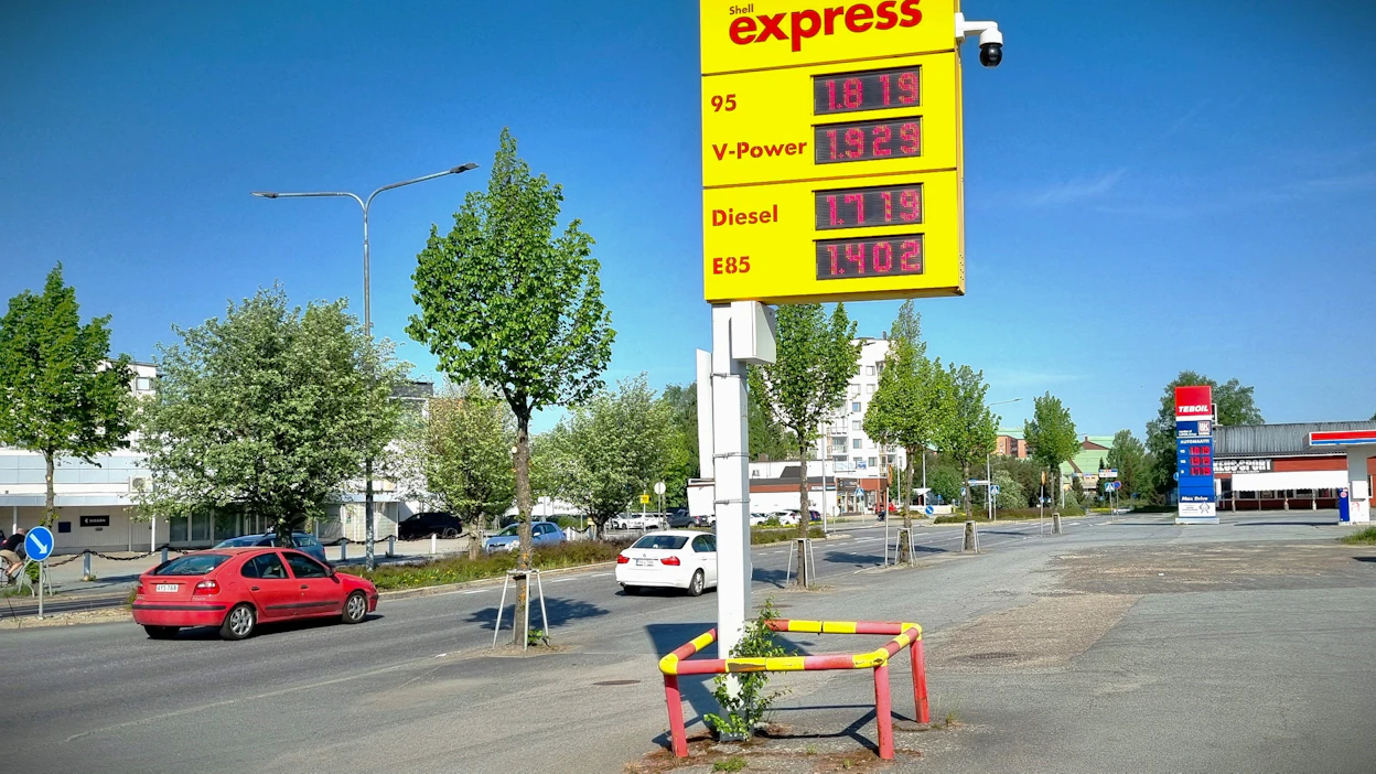 Kymmenen sentin ero litrahinnassa dieselin hyväksi on tuttu näky viimeaikoina tankkausasemilla. Kuvassa hinnat Seinäjoella tiistaina.