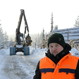 ”Suurten puumäärien kuljettaminen vaatii hyvin valmistellun talvitiestön, joka kestää kelivaihtelut”, sanoo Metsähallituksen puunkorjuun operaatioasiantuntija Markus Kärkkäinen.