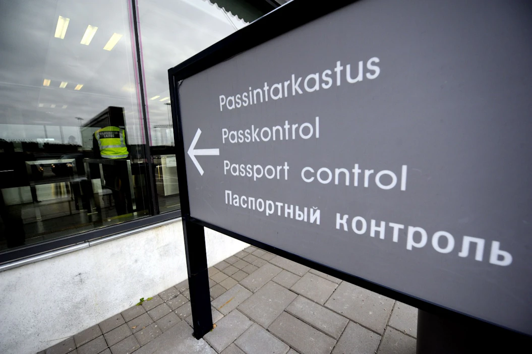Passintarkistuspiste Nuijamaan raja-asemalla Lappeenrannassa. Arkistokuva. LEHTIKUVA / Mikko Stig.