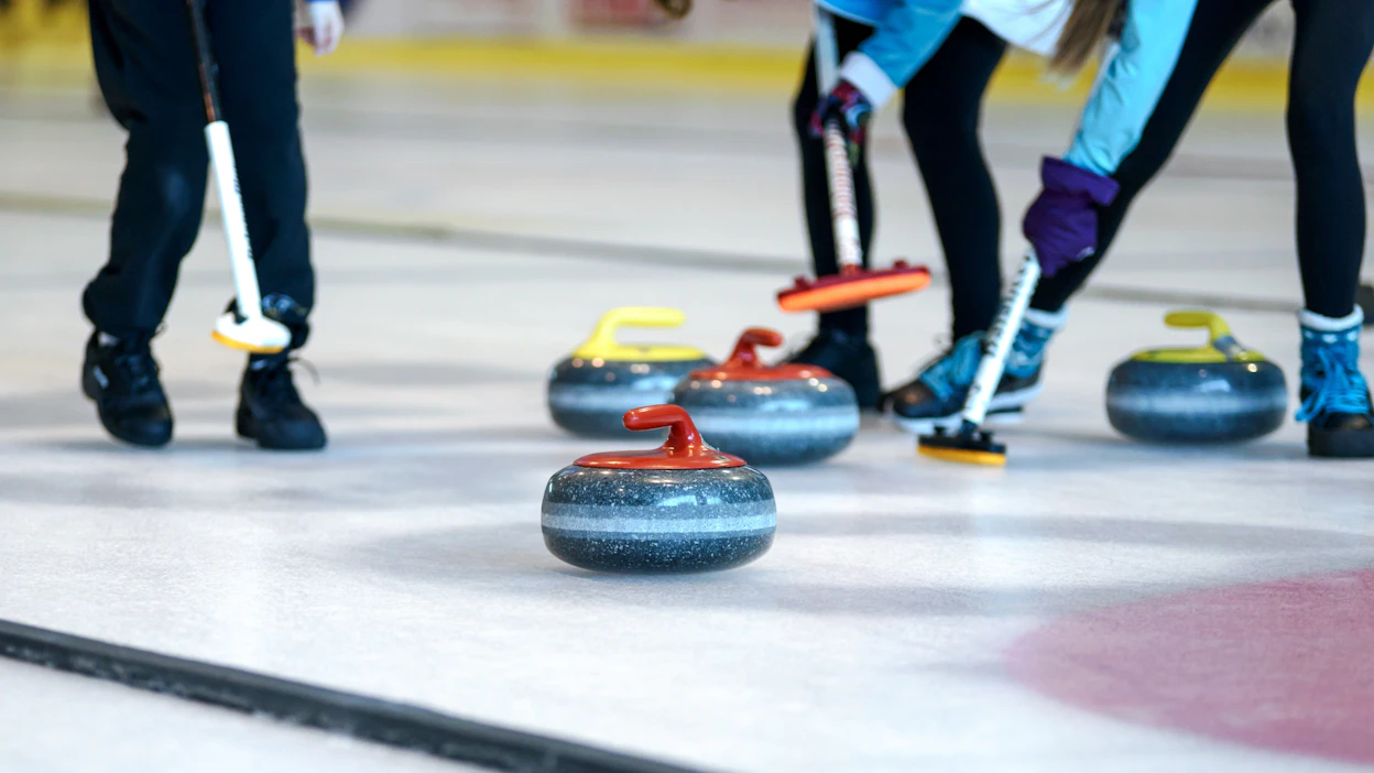 Vuoden 2006 Torinon olympialaisten hopeamitali aiheutti Suomeen vähäksi aikaa curlinghuuman. Kuvituskuva.