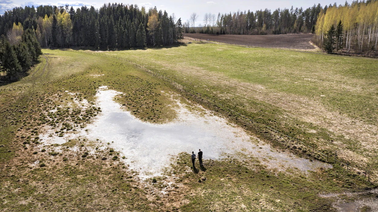 Vesi on noussut Jalkasten pellolle tilakeskuksen lähettyvillä. Juhana Jalkanen arvioi, että vedenpinnat jatkavat nousuaan Jyvässeudulla pitkälle kesäkuuhun. Pohjoisessa Keski-Suomessa vedenpinnat ovat jo kääntyneet laskuun.