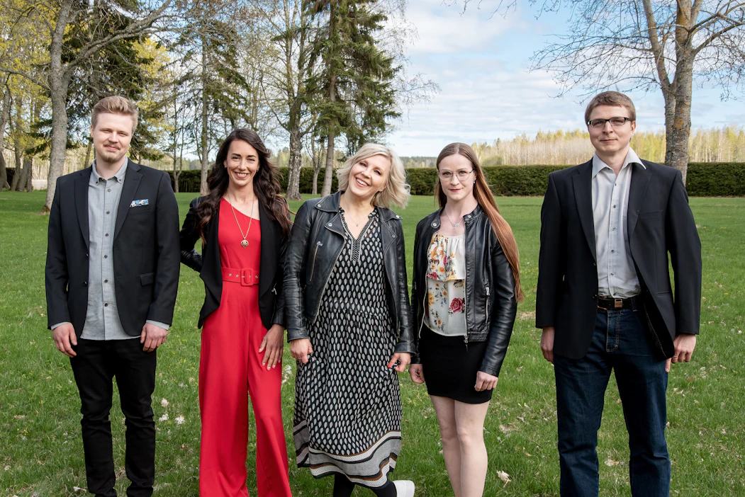 Maajussille morsian -ohjelmaa on kuvattu tänä kesänä maatiloilla. Vasemmalta alahärmäläinen Joonas, laitilalainen Victoria, Vappu Pimiä, kiviapajalainen Anna-Reetta ja rantasalmelainen Arho.