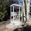 Tämä Ruoveden maalaismaisemiin siirretty puhelinkioski vie aikamatkalle menneisyyteen.