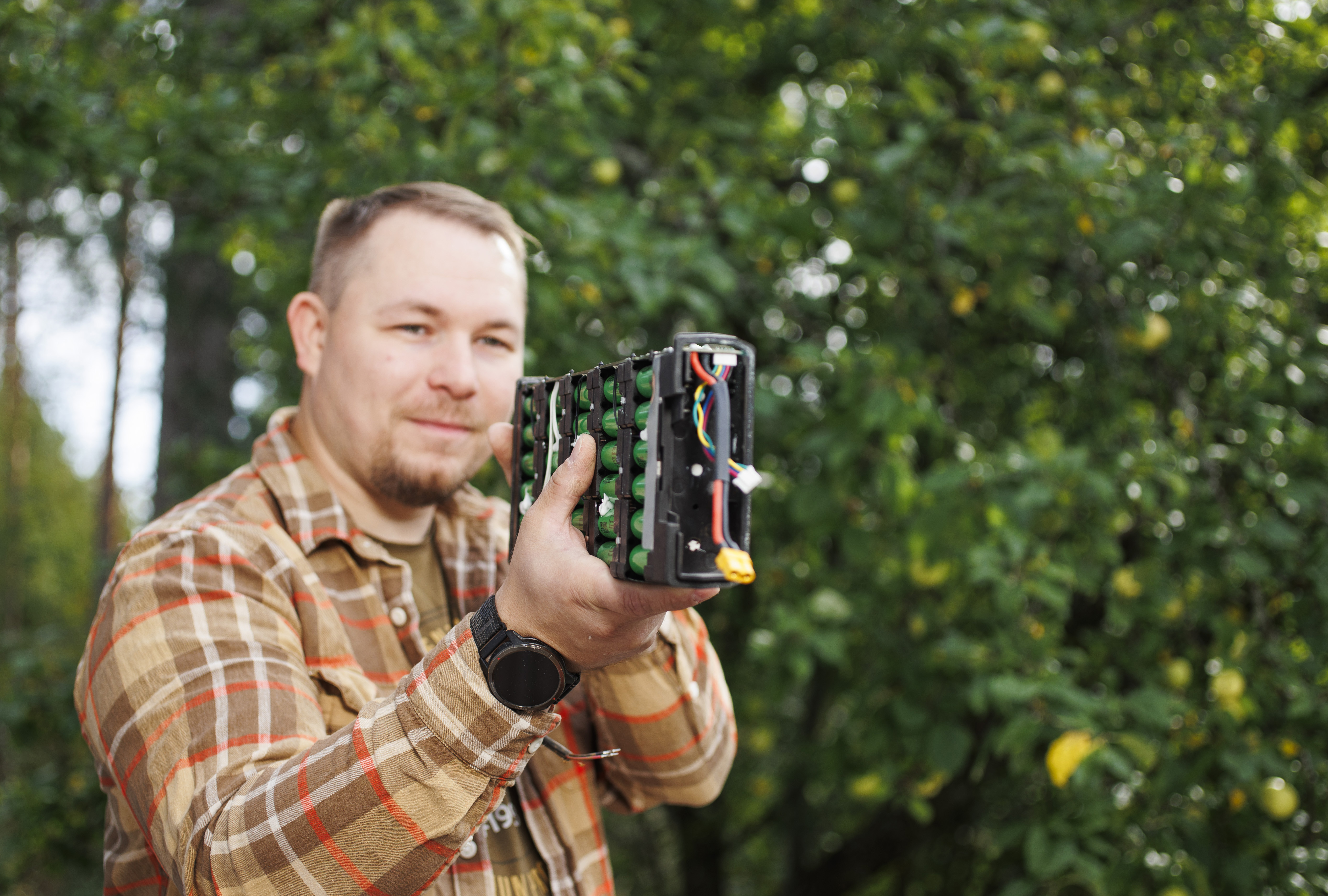 Akkukorjaaja Markku Janhonen on pelastanut useita kastuneita akkuja. Tämä satojen eurojen arvoinen akkupaketti oli maannut vedessä ainakin vuoden.