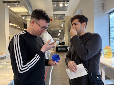 Brittiläinen Toby Raynsford ja brasilialainen Felipe Santana haistelevat Napoleonin suosikkijuustoa époissesia.