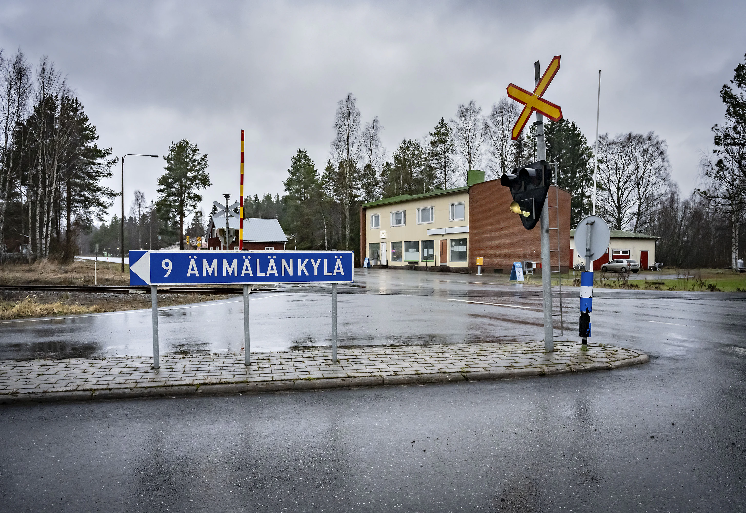 Junaradan halkoman kylän keskellä toimii iltatunneille asti avoinna oleva kyläkauppa.