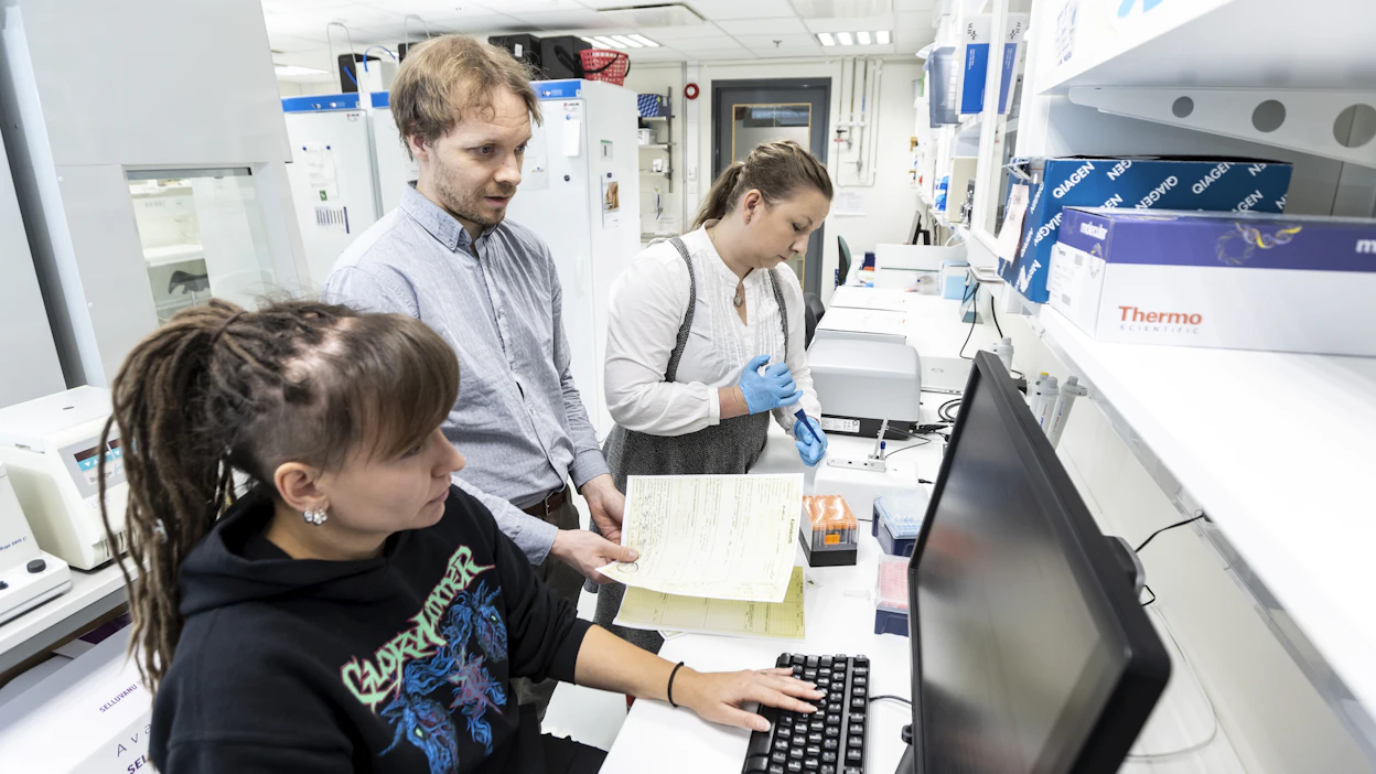 Tampereen yliopiston historian ja molekyylibiologian tutkijat selvittävät, millaisia mahdollisia vaikutuksia miesten sodassa kokemalla stressillä on ollut heidän jälkeläisiinsä kolmessa sukupolvessa. Kuvassa ovat Tampereen yliopistolla biolääketieteen yliopistontutkija Saara Marttila, historian huippuyksikön tutkijatohtori Ilari Taskinen ja biolääketieteen dosentti Emma Raitoharju.