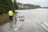 Talvitulva katkaisi tien viikko sitten Vihdissä. Ilmastonmuutos lisää sateita ja siten myös talvitulvia. Hulevesien määrää ja likaantumista olisi tehokkainta hillitä niiden syntypaikalla.