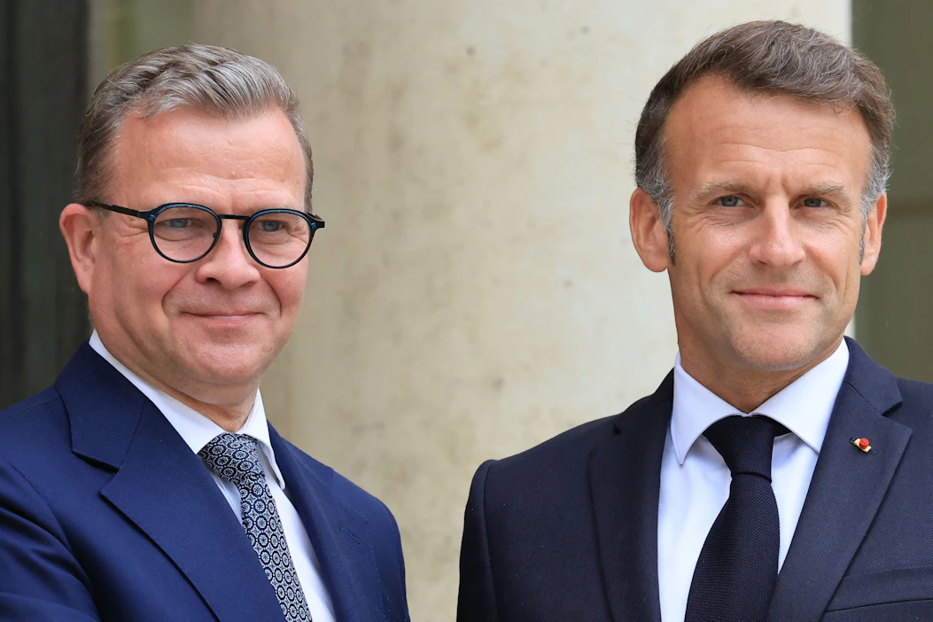 Suomen pääministeri Petteri Orpo tapasi Ranskan presidentti Emmanuel Macronin (oik.) Elysee-palatsissa Pariisissa. LEHTIKUVA.