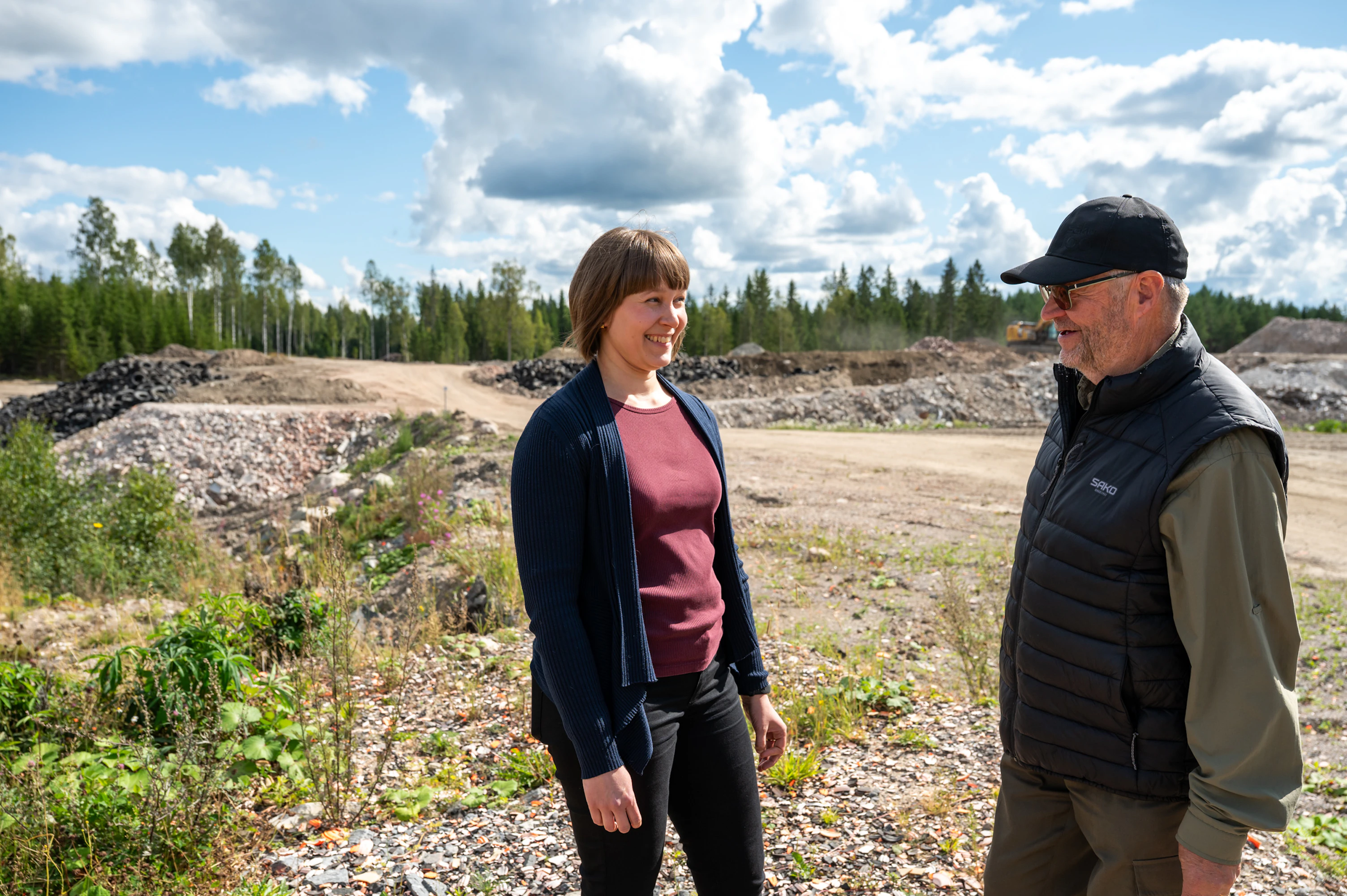 Outi Rekola ja Kari Kuparinen pohtivat eri näkökulmista, miten ampumaratojen tilannetta voisi parantaa.