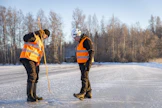 Metsänomistaja Timo Nieminen (vas.) ja Mhy Päijänteen metsäneuvoja Heikki Kuha tarkistavat jään vahvuuden.