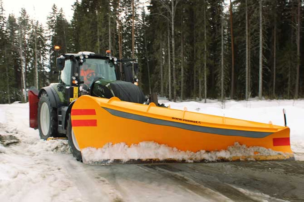 Traktorina Laineella on Valtra T175 Versu, jossa oli kuvaushetkellä varusteina alaterä, alueaura ja lumilinko.
