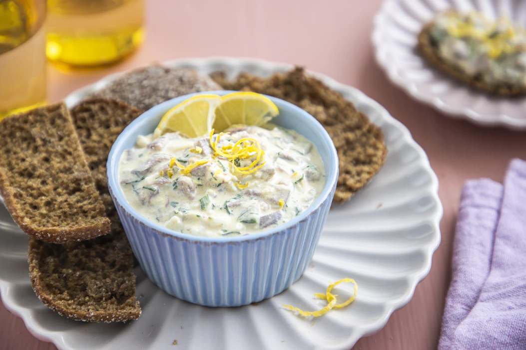 Silli ja kananmuna maistuvat herkullisessa sillikaviaarissa, johon saa sopivan suolaisuuden ravintolafileitä käyttämällä.