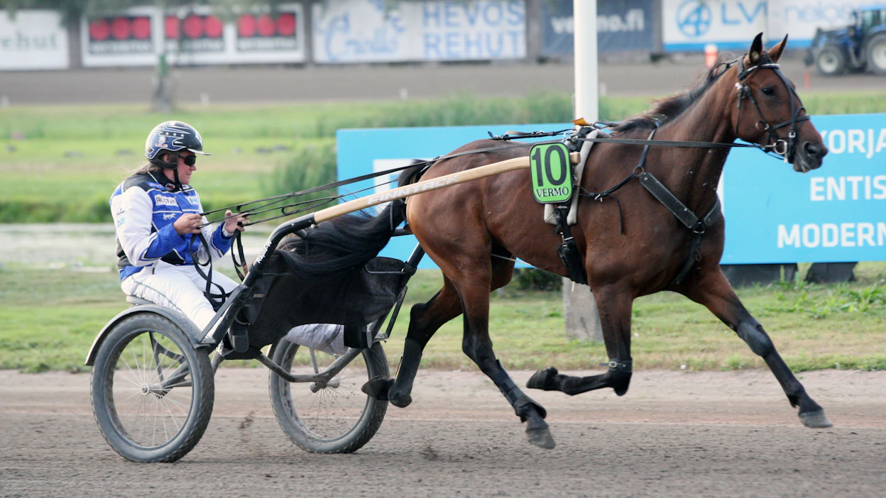 MAS For You ja Tanja Goman-Nieminen lämmittelemässä derbykarsintaan. MAS For You starttaa numerolla kymmenen myös lauantain finaalissa.