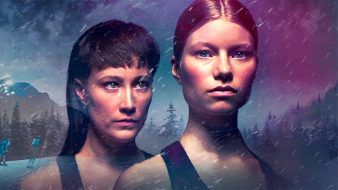 Sannah Nedergård (Maria) ja Roosa Söderholm (Anna) ovat kilpahiihtomaailmaan sijoittuvan tv-sarjan kilpakumppaneita. Kuva: Yle