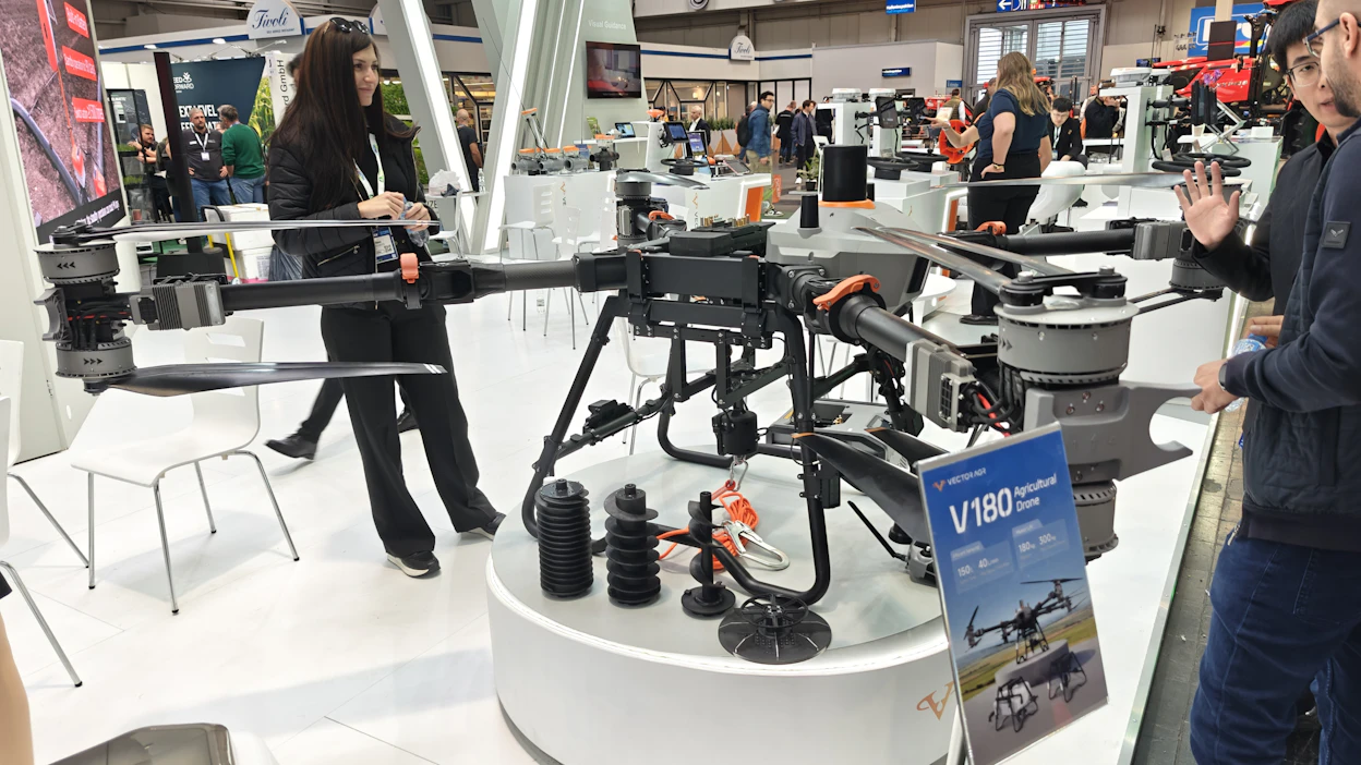 Vectorin järeällä dronella korjataan jopa puita jyrkiltä vuoristorinteiltä. Drone jaksaa nostaa 180 kilon kuorman.