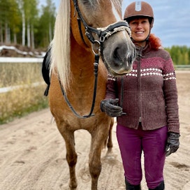 Sekä Martta-tamma että Tuija Naumi pitävät vauhdista. Usein reippaassa laukassa ratsastaja vähintäänkin hymyilee tai suorastaan nauraa ääneen ilosta.
