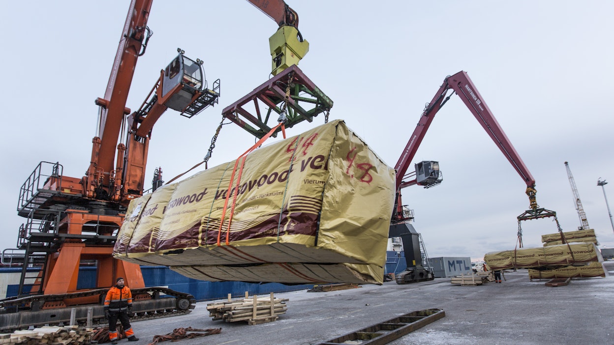 Puutavaraa laivataan vientiin. Kuvituskuva.