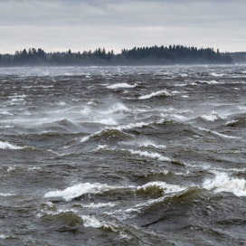 Ilmastonmuutoksen myötä sään ääri-ilmiöt yleistyvät. Kuvassa Aila-myrskyn aikaan kuohuvaa merta.
