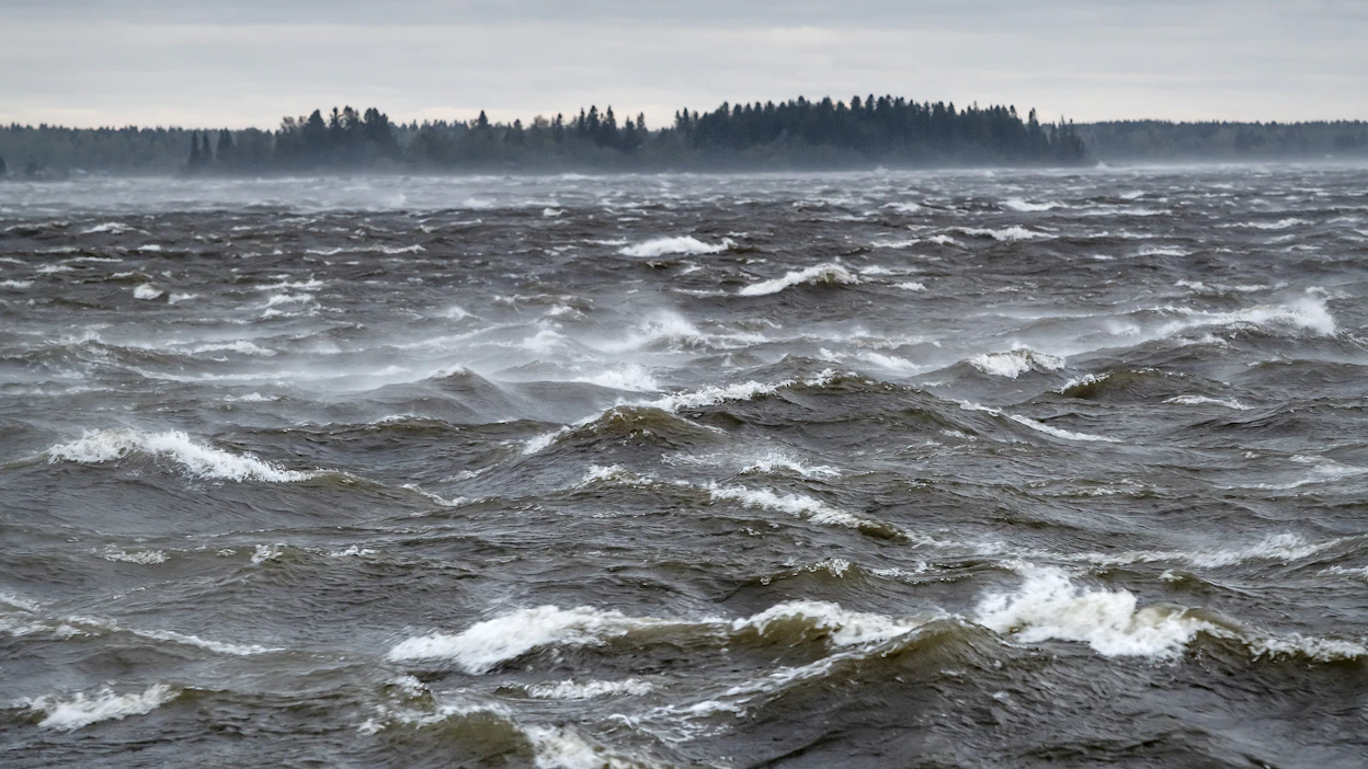 Ilmastonmuutoksen myötä sään ääri-ilmiöt yleistyvät. Kuvassa Aila-myrskyn aikaan kuohuvaa merta.