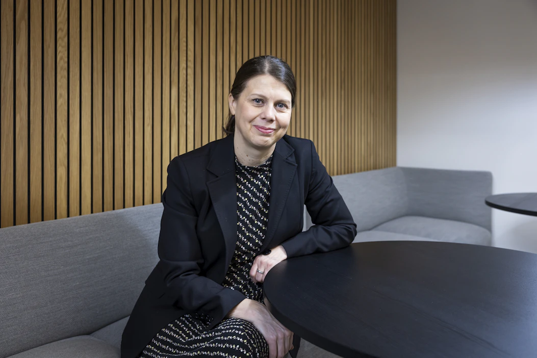 Osuustoiminnallisuus ei ole pikku juttu, sillä sen kautta Suomessa työllistyy 100 000 ihmistä ja syntyy 35 miljardin euron liikevaihto, Mari Kokko huomauttaa.