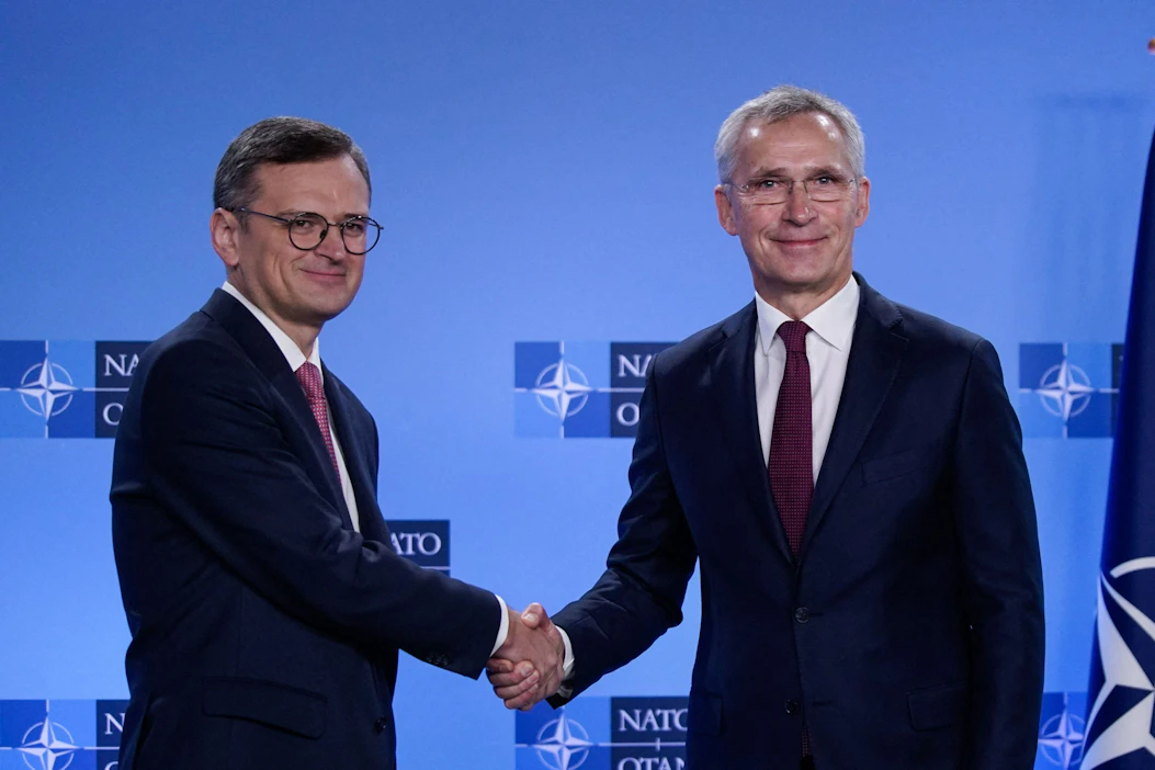 Naton pääsihteeri Jens Stoltenberg (oik.) ja Ukrainan ulkoministeri Dmytro Kuleba Naton ulkoministerikokouksessa Brysselissä. LEHTIKUVA/AFP.