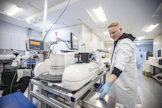 Siemenannoksia pakkaamassa laboratoriopäällikkö Jani Järvensivu. 